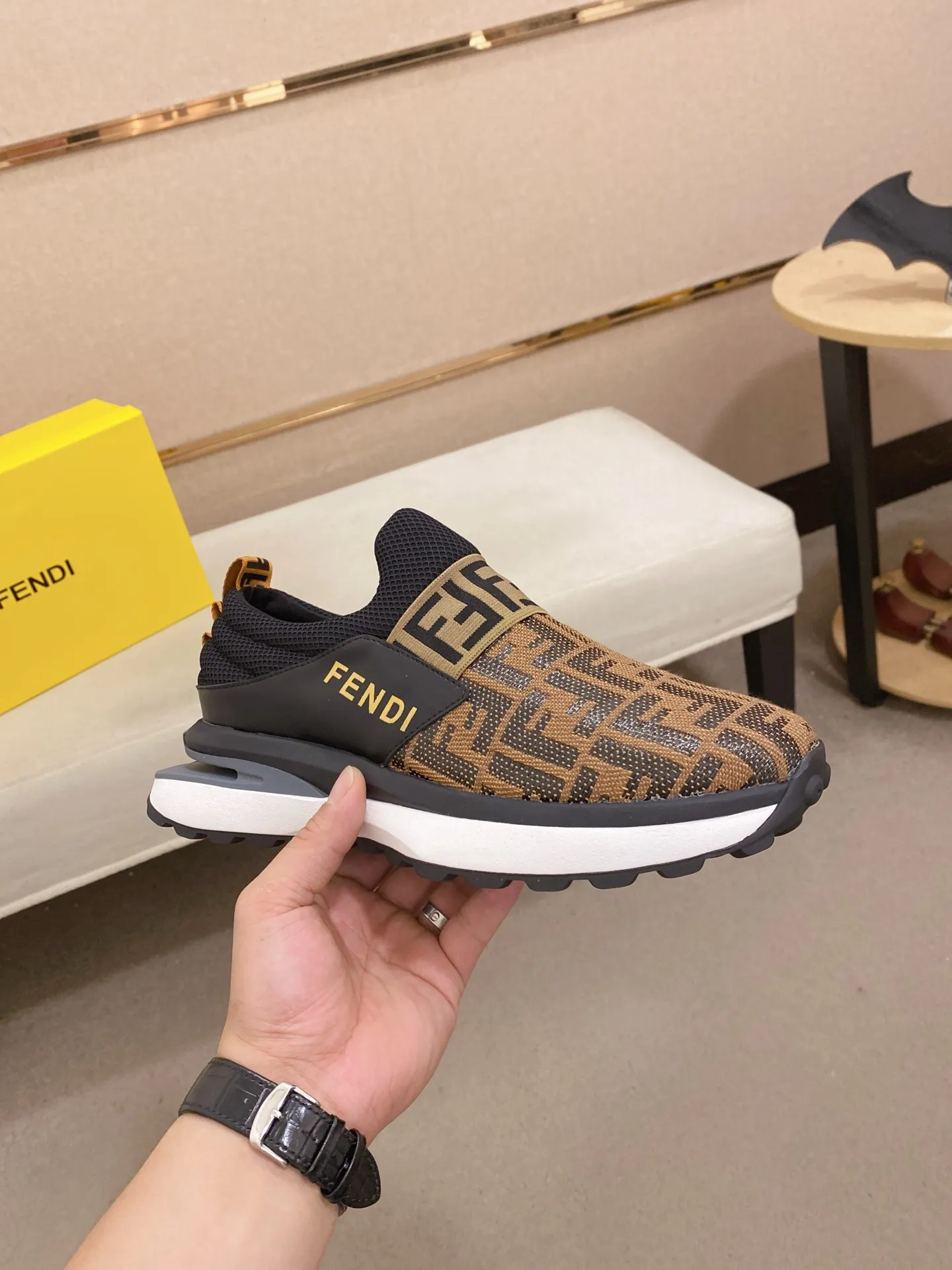 Men's shoes 💰 462💰 (FENDI) New style 👊🏻 upper 🇮🇹 imported cowhide fabric 🇩🇪 lining imported sheepskin lining. The original outsole is molded to highlight the identity of every man, and the upper foot is stable and stable🚶🏻🚶🏻The high-end custom counters reproduce the original version📯No matter the wind or rain, the shoe last remains unchanged and can withstand the verification of time🔍️,🔵 Size: 38-44 (45 is custom-made and cannot be returned or exchanged